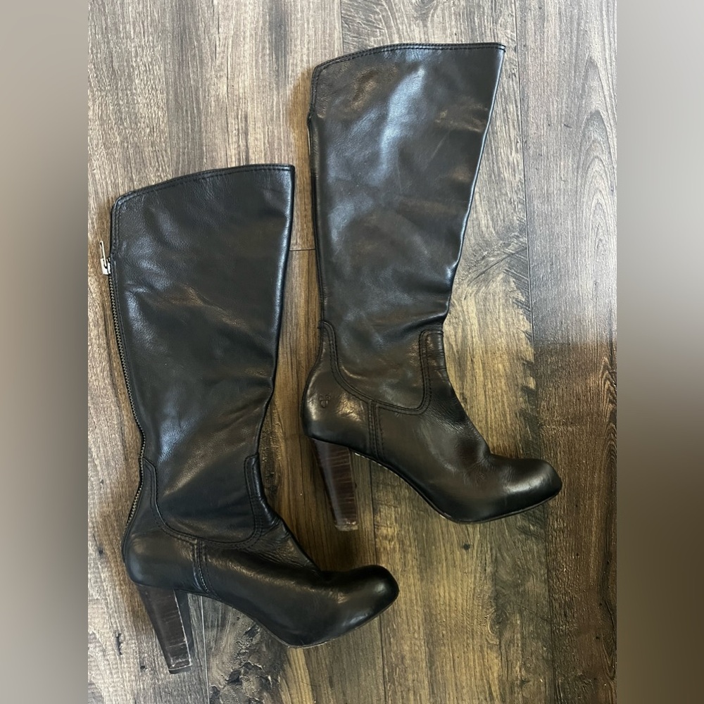 Frye company black Miranda Back zip size 10M all leather